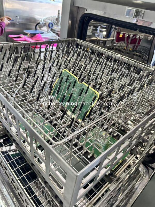 Usuń plamy z PCBA za pomocą chemicznego środka czyszczącego SME-5600T, główne zastosowanie: elektronika samochodowa PCBA, wojskowa PCBA, lotnicza PCBA, telekomunikacyjna PCBA, medyczna PCBA, PCBA mierników cyfrowych, maszyny. Cechy