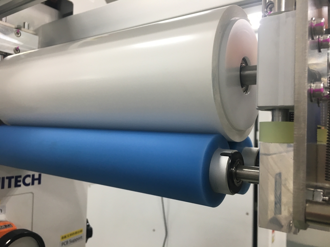 Biały kolor 300mm PCB czysty antystatyczny rolka papieru klejącego PCB Inline Surface Cleaning Machine Paper Roll