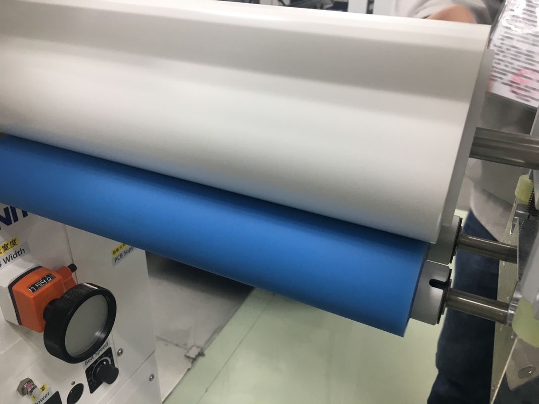 Biały kolor 300mm PCB czysty antystatyczny rolka papieru klejącego PCB Inline Surface Cleaning Machine Paper Roll